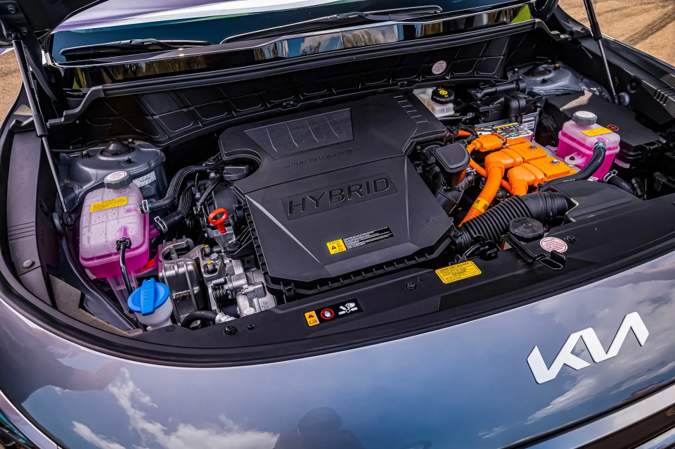 Kia Sperandio - Concession�ria Autorizada e Revenda Kia em SC MOTORIZA��O 1.6 KIA NIRO o motor 1.6 aspirado (141 cv/27,8 kgfm) funciona s&oacute; em m&eacute;dias e altas velocidades. Em baixas, quem assume a movimenta&ccedil;&atilde;o &eacute;...