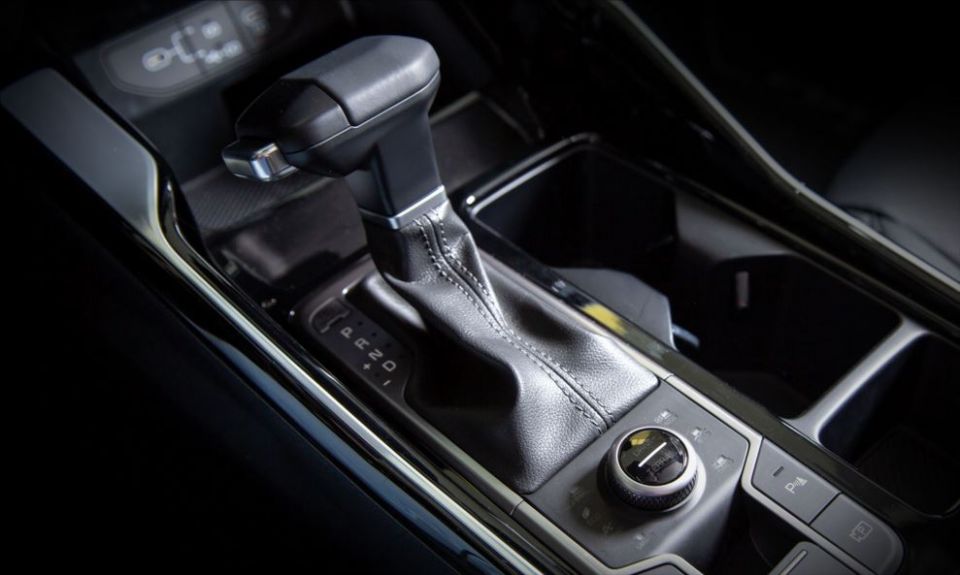 Kia Sperandio - Concession�ria Autorizada e Revenda Kia em SC Transmiss�o autom�tica O conjunto do motor est&aacute; acoplado &agrave; transmiss&atilde;o autom&aacute;tica de dupla embreagem (DCT) de oito marchas, que conta ainda com...