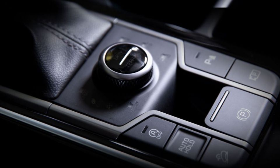 Kia Sperandio - Concession�ria Autorizada e Revenda Kia em SC Modos de condu��o O Kia Sorento 4x4 oferece 4 modos de condu&ccedil;&atilde;o (Normal, Eco, Sport e Smart) e 3 modos de terreno (Neve, Lama e Areia) que proporcionam desempenho,...