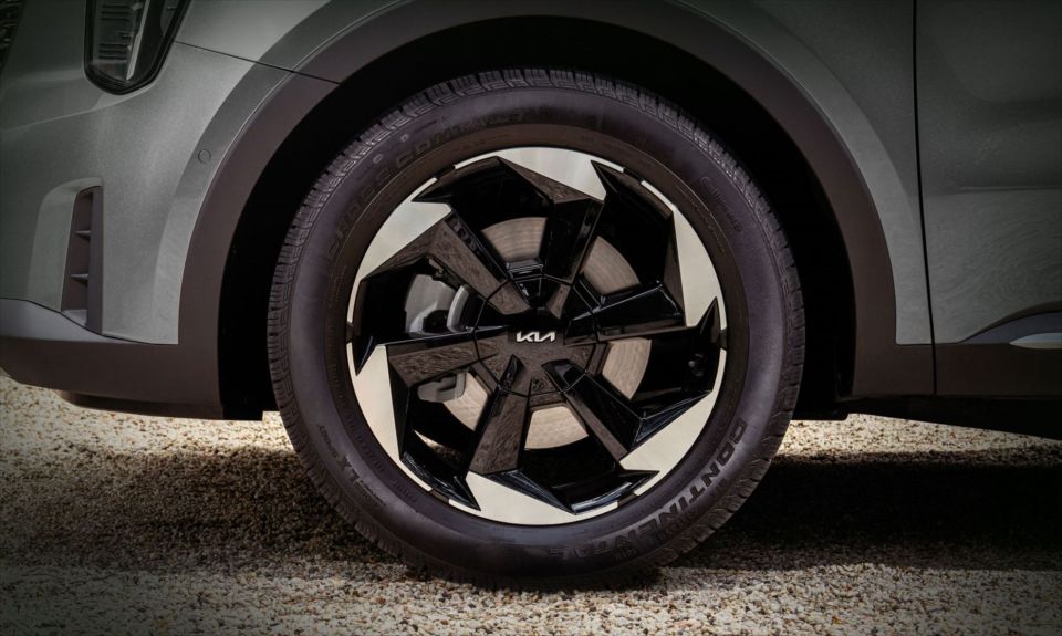 Kia Sperandio - Concession�ria Autorizada e Revenda Kia em SC Rodas diamantadas As novas rodas de liga leve aro 19" com acabamento diamantado e pneus 235/55R19 complementam as linhas elegantes e modernas do Kia Sorento. 
