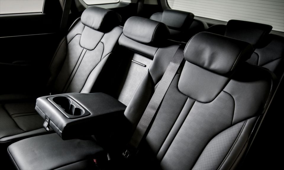 Kia Sperandio - Concession�ria Autorizada e Revenda Kia em SC 7 lugares O Kia Sorento oferece espa&ccedil;o e conforto para 7 ocupantes, com bancos revestidos em couro, com ajustes el&eacute;tricos para os bancos dianteiros e lombar para o do...
