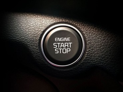 Kia Sperandio - Concessionária Autorizada e Revenda Kia em SC START STOP A partida do motor do novo Kia Cerato 2.0 é acionada pelo botão Start/Stop, por reconhecimento da chave Smart Key. A tecnologia ainda permite o travamento e a...